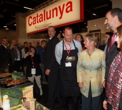 Los Príncipes de Asturias reciben explicaciones de uno de los expositores españoles durante su recorrido en la Feria